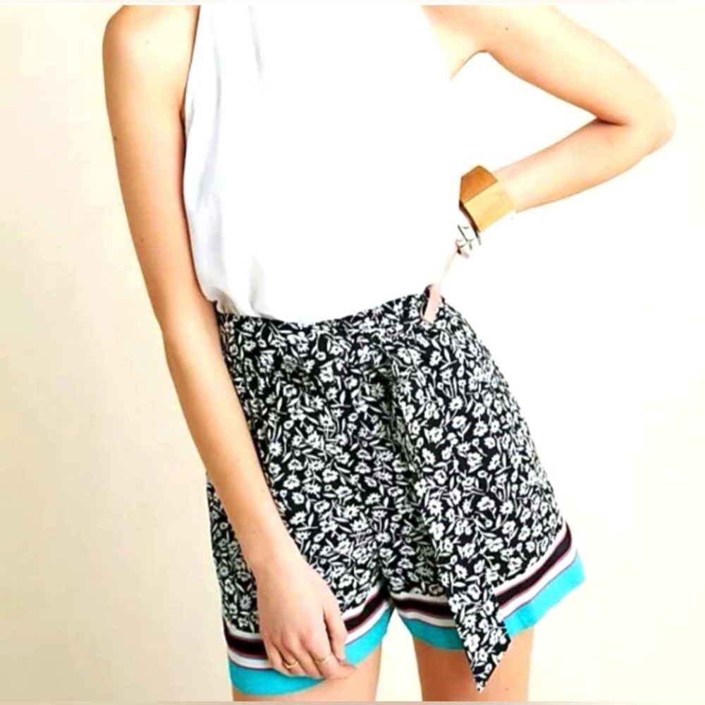Anthropologie floral black white green scarf-Printed Shorts by Maeve. Size, XS
